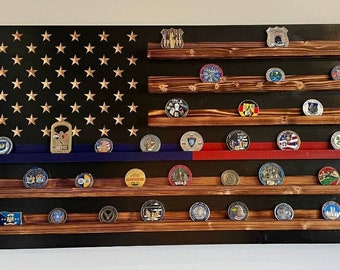 Expositor de monedas de desafío de madera con bandera estadounidense, línea fina azul/roja, con capacidad para 90-100 monedas, de alta calidad, hecho a mano en Texas.