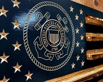 Expositor de monedas conmemorativas de la Guardia Costera de los Estados Unidos, de madera y diseño discreto, con la bandera estadounidense. Capacidad para 90-100 monedas. Alta calidad. Hecho a mano en Texas.