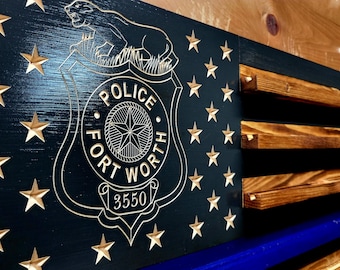 Expositor de monedas de madera con la bandera estadounidense de la policía de Fort Worth, línea azul delgada, con capacidad para 90-100 monedas, de alta calidad, hecho a mano en Texas.
