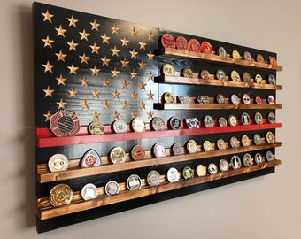 Expositor de monedas de desafío de madera con bandera estadounidense de línea roja delgada, con capacidad para 90-100 monedas, de alta calidad, hecho a mano en Texas.
