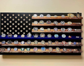 Expositor de monedas de desafío de madera con bandera estadounidense de línea azul delgada, con capacidad para 90-100 monedas, hecho a mano en Texas.