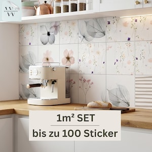 Puede incluir: Un conjunto de pegatinas de pared cuadradas con ilustraciones botánicas de flores, hojas y tallos en tonos blancos, rosas y grises. Las pegatinas están aplicadas en un salpicadero de cocina, con el texto 1m² SET bis zu 100 Sticker en la imagen.
