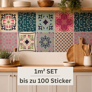 Puede incluir: Un conjunto de pegatinas de pared cuadradas con una variedad de patrones florales y geométricos coloridos en tonos rosa, verde, azul oscuro y crema. El texto 1m² SET bis zu 100 Sticker se muestra sobre la imagen del salpicadero de cocina.