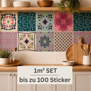 Può includere: Un set di adesivi murali quadrati con una varietà di motivi floreali e geometrici colorati nelle tonalità del rosa, verde, blu scuro e crema. Il testo 1m² SET bis zu 100 Sticker è visualizzato sopra l'immagine del paraschizzi della cucina.
