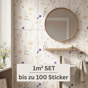Op de afbeelding: Een set muurstickers met een delicaat bloemenpatroon van lichtroze bloemen, groene stengels en kleine paarse bloemetjes op een witte achtergrond. De tekst 1m² SET bis zu 100 Sticker staat in het zwart op een lichtbeige rechthoekig vlak.