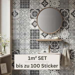 Op de afbeelding: Een set vierkante muurstickers met een herhalend geometrisch patroon in zwart, wit en grijs. De tekst op de overlay luidt 1m² SET bis zu 100 Sticker. Deze decoratieve stickers zijn ontworpen voor toepassing op vlakke oppervlakken zoals tegels.