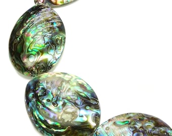 Op de afbeelding: Een streng ovale abalone schelp kralen met iriserende groene, blauwe en paarse tinten.