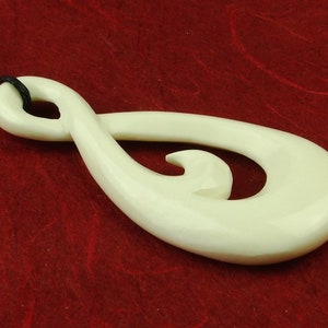 Ciondolo Maori &quot;Infinito&quot; scolpito a mano in osso