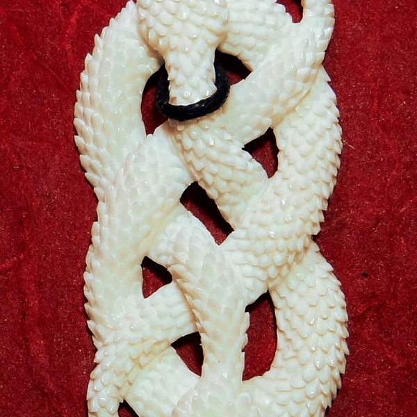 Amulette pendentif serpent deux serpents entrelacés sculptés à la main dans l’os - bijoux en os filigrane