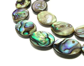 Peut inclure: Un brin de perles ovales en nacre d'ormeau avec des couleurs irisées vertes, bleues et brunes.