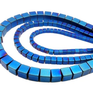 Può includere: Tre fili di perline di ematite blu, ogni filo è composto da perline quadrate. Le perline sono disposte a forma di curva.