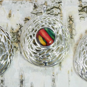 ヘザー ジュエリー ラージ &quot;Sprigs Disc&quot; ペンダント ユニークなハンドメイド & シルバーメッキ ネックレス - 高品質でカラフルなユニークな作品!