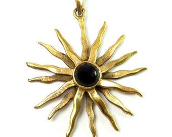 Strahlende Sonne mit Onyx - großer Anhänger aus Bronze