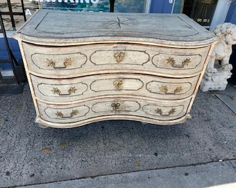 1800er handbemalte französische Kommode mit Serpentinenfront