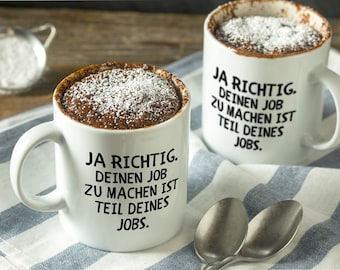 FunTasstic Tasse Ja richtig. Deinen Job zu machen ist Teil deines Jobs. Kaffeebecher beidseitig bedruckt Büro