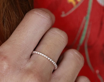 Anillo apilable con pompones delicados de plata de ley