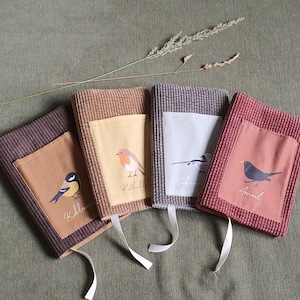 Handgemachte Buchhülle aus Cord mit handgezeichnetem Vogel-Motiv | Buchschutz für Taschenbuch & Hardcover | Geschenk für Leseratten