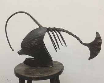 Herrero de arte escultórico forjado con peces