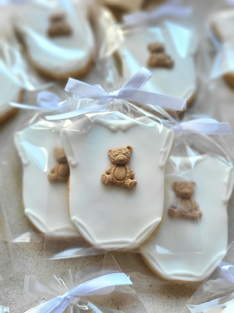 Babyhämdchenkekse mit Bärchen für Babyparty