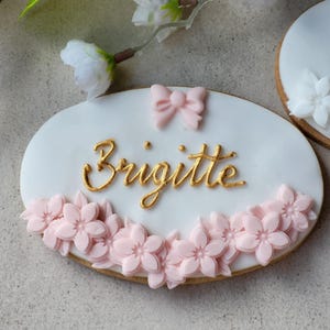 Personalisierte Kekse mit Blumen Beschriftung Gold Silber weiß