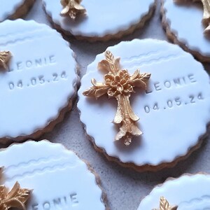 Kekse gastgeschenke mit goldenem Kreuz