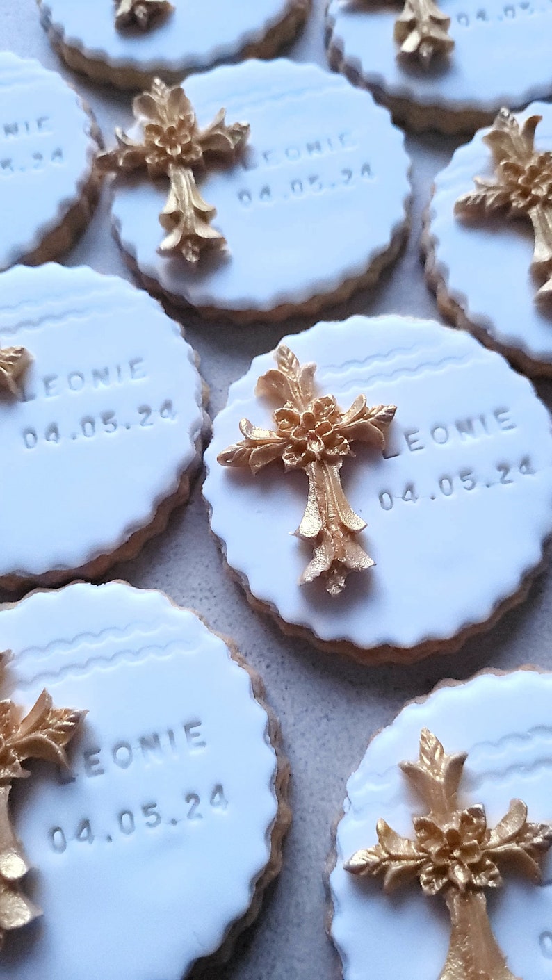 Kekse gastgeschenke mit goldenem Kreuz