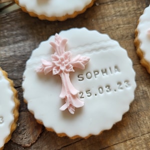 Keks mit Kreuz aus Fondant name datum