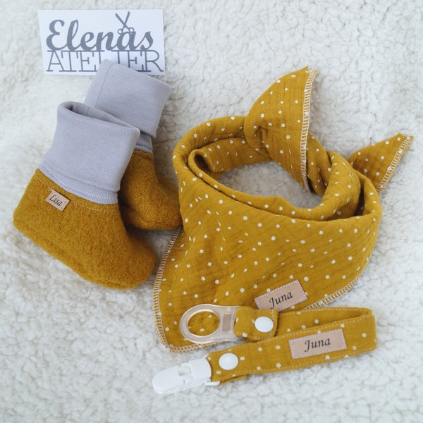 Personalisiertes Baby Geschenkset - Schnullerband, Halstuch & Walkschuhe in ocker