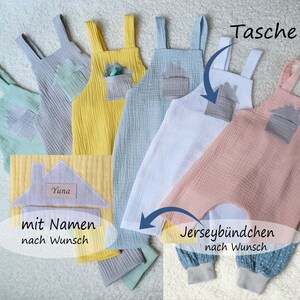 Könnte beinhalten: Fünf verschiedene farbige Baby-Overalls mit einer Haus-förmigen Tasche auf der Vorderseite. Die Overalls sind aus einem weichen, strukturierten Stoff gefertigt. Der Text "Tasche" steht in der oberen rechten Ecke des Bildes. Der Text "Jerseybündchen" steht in der unteren rechten Ecke des Bildes. Der Text "mit Namen nach Wunsch" steht in der unteren linken Ecke des Bildes.