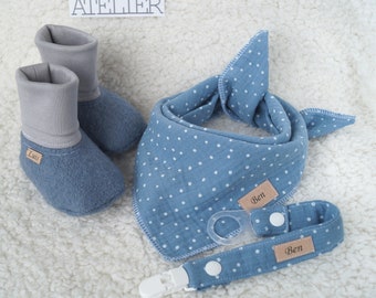 Walkschuhe, Halstuch und Schnullerkette in jeansblau als personalisiertes Baby Geschenkset