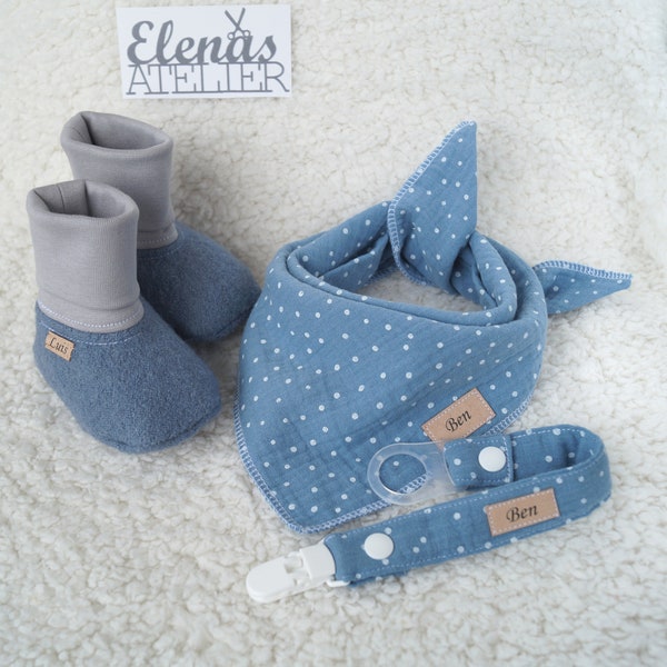 Walkschuhe, Halstuch und Schnullerkette in jeansblau als personalisiertes Baby Geschenkset