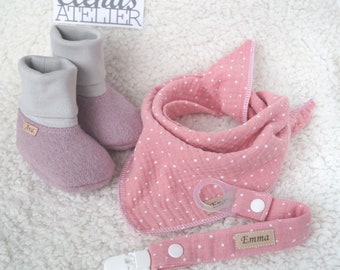 Baby Geschenk zur Geburt - Schnullerkette, Halstuch und Babyschuhe in altrosa