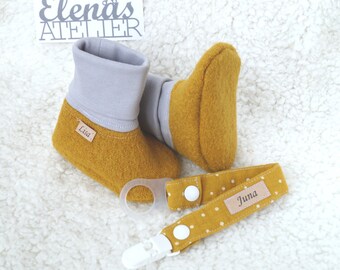 warm baby shoes with names made of boiled wool and weightless, practical dummy chains with names made of muslin