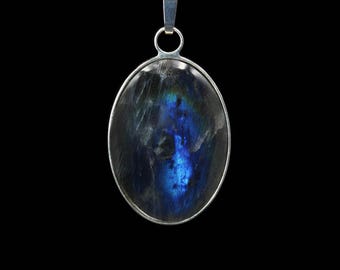 Finnish Spectrolite Gemstone Pendant – Handcrafted in Germany