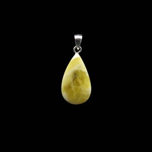 Op de afbeelding: Een traanvormige amber hanger met een zilveren beugel. De amber is lichtgeel van kleur met witte strepen.