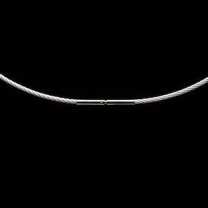 Op de afbeelding: Een zilveren ketting met een zilveren sluiting. De ketting is gemaakt van een gevlochten kabelontwerp.