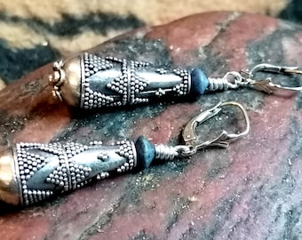 Boucles d'oreilles uniques boucle d'oreille argent 925 noirci goutte granulée Dumortiérite