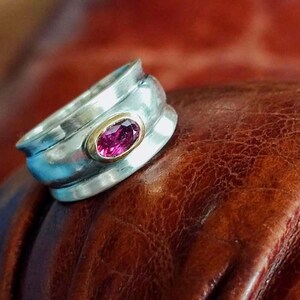 Unik ring, enkel matt finish, 925 sterlingsilver, 750 guld, rubin, storlek 53