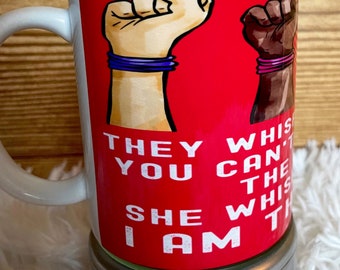 Le susurraron: no puedes soportar la tormenta. Ella le susurró: YO SOY LA TORMENTA, taza de café