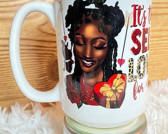 Es la taza de café Self Love for me con una hermosa mujer negra