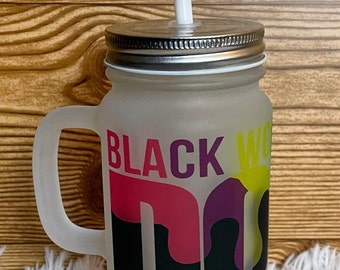 Black Women Are DOPE, taza de vidrio esmerilado con asa