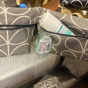 Crema solare estiva e borse per cosmetici/borsa per il trucco in PVC grigio argento e bianco impermeabile, tela cerata. Portaoggetti igienico