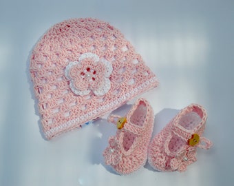 Baby set: crochet hat and shoes
