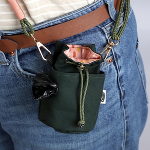 Leckerlibeutel für Hunde - Kaia Tannengrün - Gassitasche mit Tütenspender