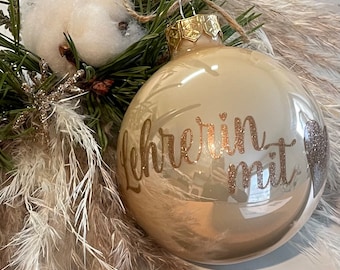 Professeur de boule de sapin de Noël avec boule de Noël coeur