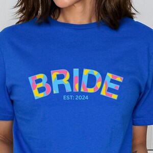 College Style Bridesmaid Shirt, T-Shirt Bride & Babes, Bachelorette Party, Team Bride, Tribe Bride Squad, Bridal Shirt, Wedding Groovy