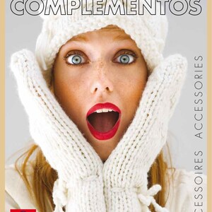 Könnte beinhalten: Ein Magazin-Cover mit einer Frau mit großen Augen und offenem Mund, die eine weiße Strickmütze und Fäustlinge trägt. Der Text "LANAS STOP COMPLEMENTOS" steht oben, mit "ACCESSORIES" vertikal geschrieben. Das Cover bewirbt Accessoires.