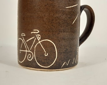 Fahrrad-Tasse, braune Radtasse, handgetöpferte Tasse, Lieblingstasse,