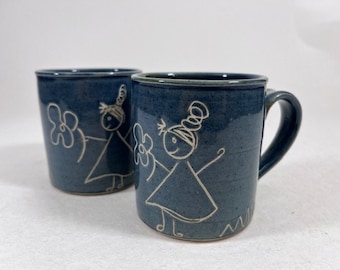 Tasse Blumenfee, blaue Tasse, Lieblingstasse handgetöpfert,