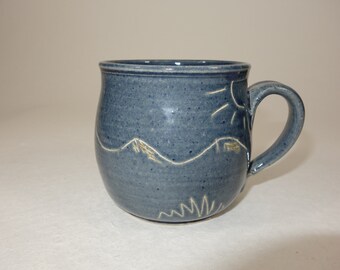 blaue bauchige Bergtasse, handgetöpfert